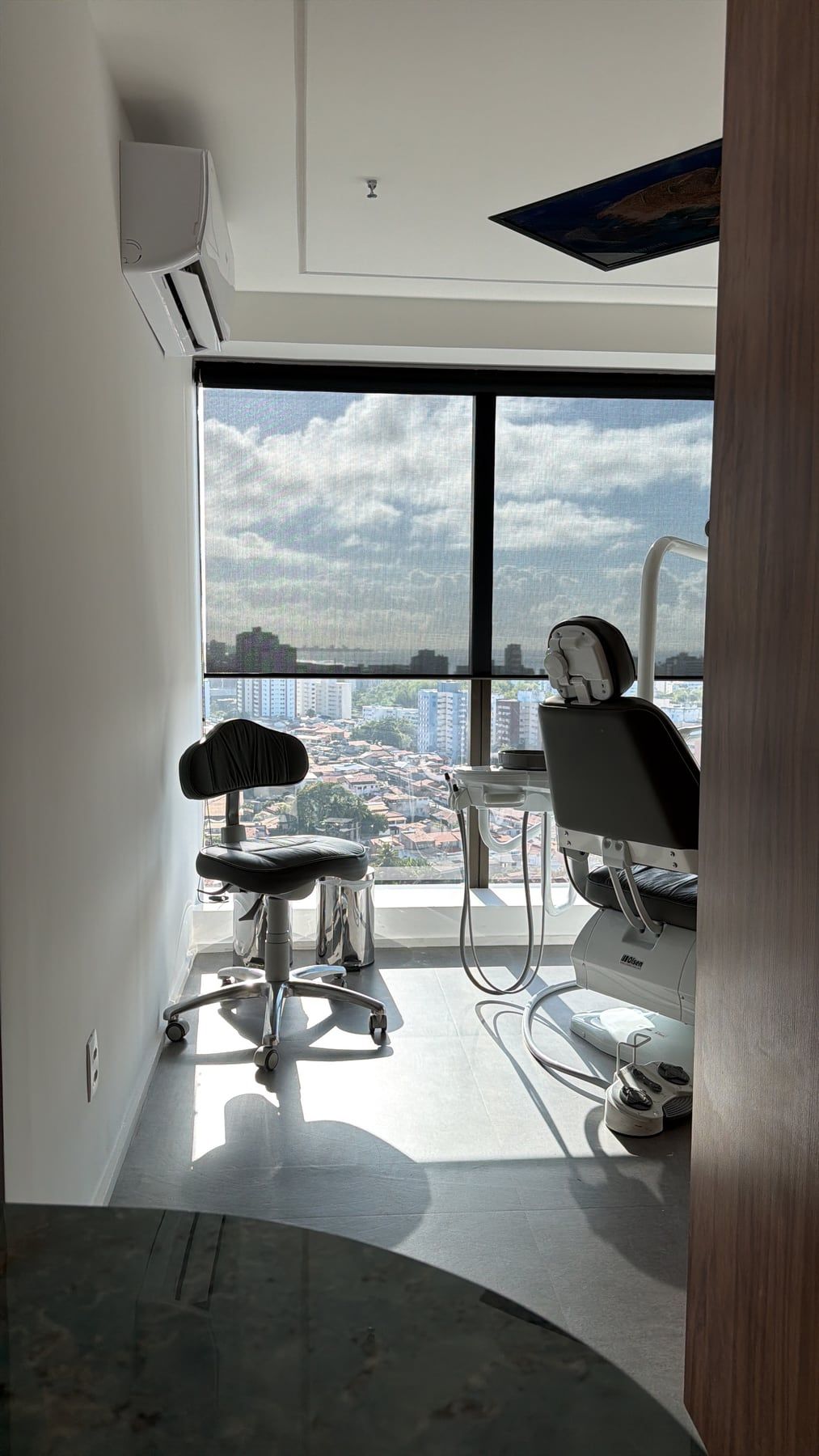 Sala clínica com vista para o mar ao fundo, em Salvador